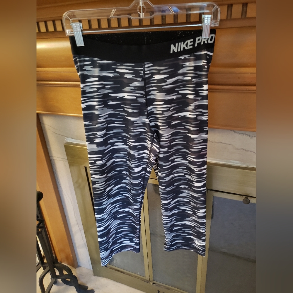 Womens mid calf spandex Nike pant, large
